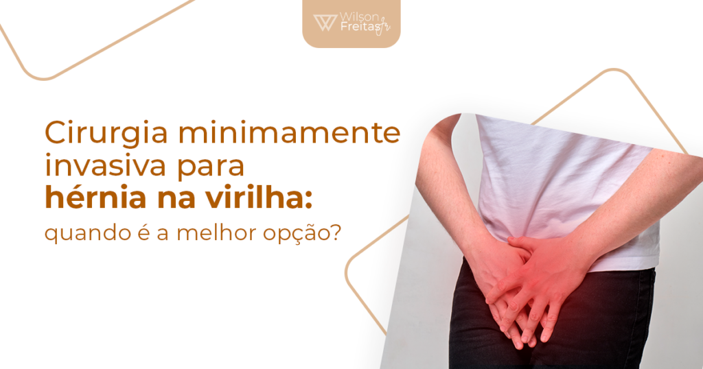 Pessoa segurando a região da virilha com as mãos, demonstrando desconforto ou dor, com um leve destaque em vermelho na área, sugerindo uma possível condição médica na região.