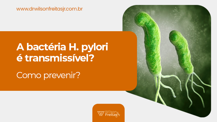 Imagem ampliada da bactéria Helicobacter pylori em tom esverdeado, destacando sua forma espiral e flagelos em fundo verde desfocado.