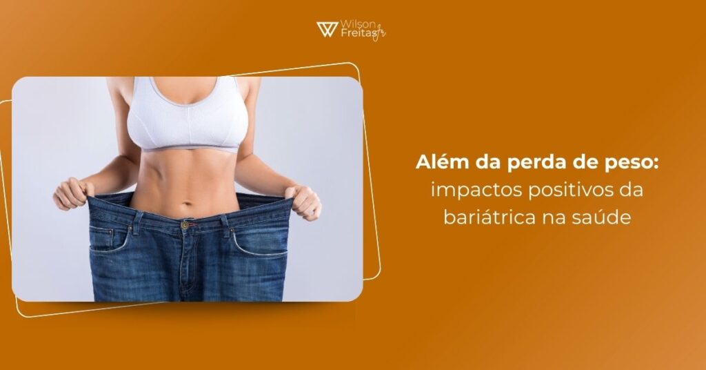 Mulher mostrando a cintura mais fina ao segurar uma calça jeans larga, indicando perda de peso e mudança nas medidas corporais.