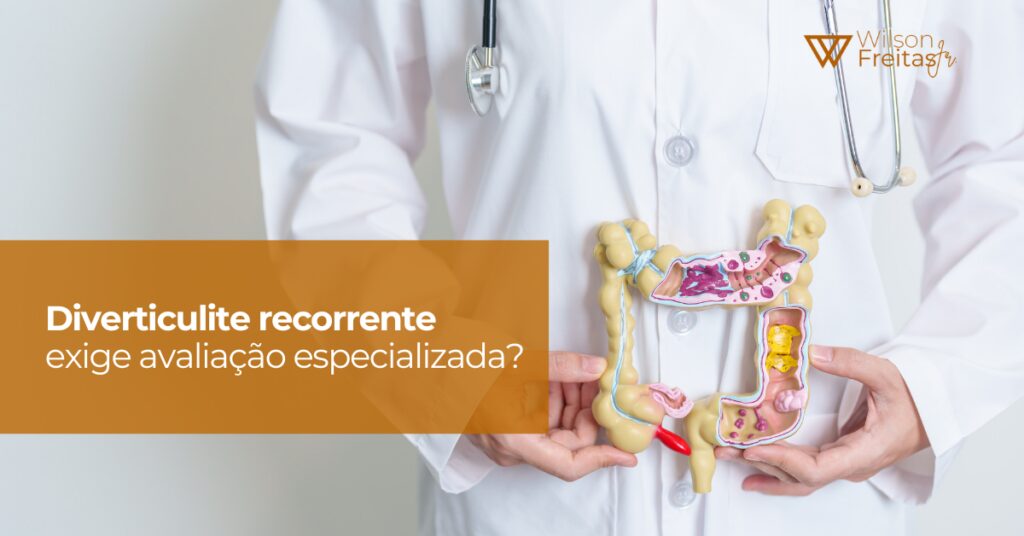 Profissional de saúde segura um modelo anatômico do intestino grosso, destacando áreas internas e possíveis alterações do cólon.